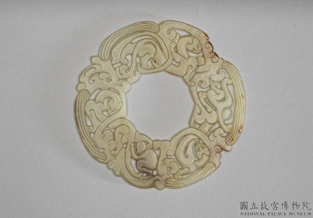 西漢早中期 獸猴紋玉璧形器